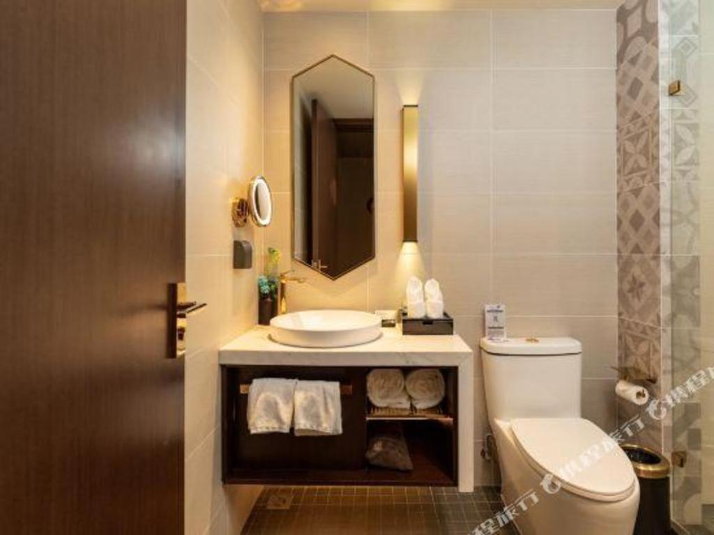 Hotel Yitel Premium Xuhui 4*