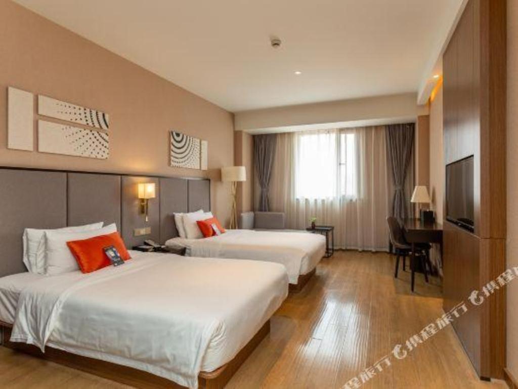 Hotel Yitel Premium Xuhui 4*